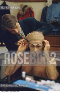 Caption: Nome: .RAMEY SAMUEL.Descrizione: .MUSICA CLASSICA CANTANTE LIRICO BASSO-BARITONO/IN CAMERINO AL TRUCCO PER IL RUOLO DI MEFISTOFELE .Credit: ©Graziano Arici/Rosebud2 / Costo: .A.Nazione: .USA.Cittˆ: ..Data: .1994