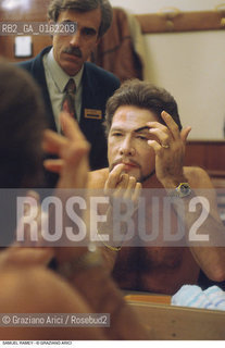 Caption: Nome: .RAMEY SAMUEL.Descrizione: .MUSICA CLASSICA CANTANTE LIRICO BASSO-BARITONO/IN CAMERINO ALLO SPECCHIO MENTRE SI TRUCCA PER IL RUOLO DI MEFISTOFELE .Credit: ©Graziano Arici/Rosebud2 / Costo: .A.Nazione: .USA.Cittˆ: ..Data: .1994