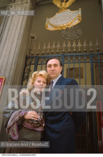 Caption: Nome: .RICCIARELLI KATIA.Descrizione: .MUSICA CLASSICA CANTANTE LIRICA/CON IL MARITO  PIPPO BAUDO CONDUTTORE TELEVISIVO DAVANTI IL GRAN TEATRO LA FENICE DI VENEZIA.Credit: ©Graziano Arici/Rosebud2 / Costo: .A.Nazione: .ITALIA.Cittˆ: .VENEZIA.Data: .1989