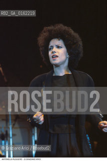 Caption: Nome: .ANTONELLA RUGGIERO.Descrizione: .MUSICA POP CANTANTE MATIA BAZAR/CON OCCHIALI DA SOLE.Credit: ©Graziano Arici/Rosebud2 / Costo: .A.Nazione: .ITALIA.Cittˆ: ..Data: .1987