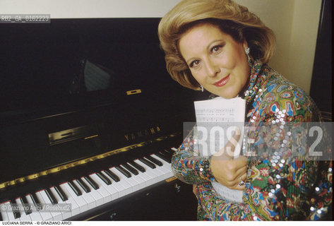 Caption: Nome: .SERRA LUCIANA.Descrizione: .MUSICA CLASSICA CANTANTE LIRICA SOPRANO/CON SPARTITO/PIANOFORTE.Credit: ©Graziano Arici/Rosebud2 / Costo: .A.Nazione: .ITALIA.Cittˆ: ..Data: .1993