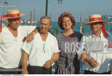 Caption: Nome: .SERRA LUCIANA.Descrizione: .MUSICA CLASSICA CANTANTE LIRICA SOPRANO/CON GONDOLIERI A VENEZIA/CAPPELLI.Credit: ©Graziano Arici/Rosebud2 / Costo: .A.Nazione: .ITALIA.Cittˆ: .VENEZIA.Data: .1993