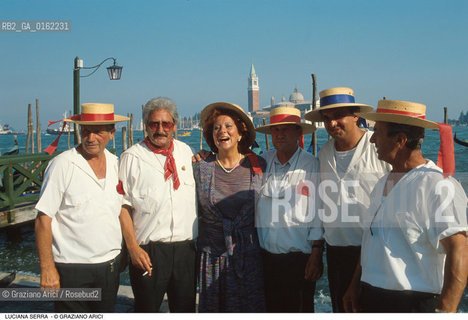 Caption: Nome: .SERRA LUCIANA.Descrizione: .MUSICA CLASSICA CANTANTE LIRICA SOPRANO/CON GONDOLIERI A VENEZIA/CAPPELLI.Credit: ©Graziano Arici/Rosebud2 / Costo: .A.Nazione: .ITALIA.Cittˆ: .VENEZIA.Data: .1993
