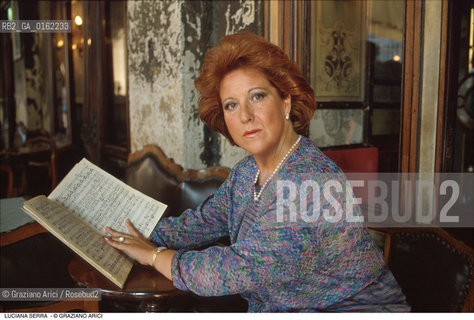 Caption: Nome: .SERRA LUCIANA.Descrizione: .MUSICA CLASSICA CANTANTE LIRICA SOPRANO/CON SPARTITO.Credit: ©Graziano Arici/Rosebud2 / Costo: .A.Nazione: .ITALIA.Cittˆ: ..Data: .1993