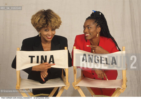Caption: Nome: .TURNER TINA.Descrizione: .MUSICA SOUL RHYTHMN BLUES ROCK CANTANTE/CON LATTRICE ANGELA BASSETT/SEDIE.Credit: ©Graziano Arici/Rosebud2 / Costo: .A.Nazione: .USA.Cittˆ: ..Data: .1995
