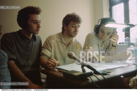 Caption: Nome: .ALAGNA ROBERTO.Descrizione: .MUSICA CLASSICA CANTANTE LIRICO TENORE/CON I FRATELLI/SPARTITI.Credit: ©Graziano Arici/Rosebud2 / Costo: .A.Nazione: .FRANCIA.Cittˆ: ..Data: .1996