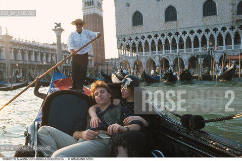 Caption: Nome: .ALAGNA ROBERTO.Descrizione: .MUSICA CLASSICA CANTANTE LIRICO TENORE/CON LA MOGLIE SOPRANO ANGELA GHEORGHIU IN GONDOLA A VENEZIA/CAPPELLO.Credit: ©Graziano Arici/Rosebud2 / Costo: .A.Nazione: .FRANCIA.Cittˆ: ..Data: .1996