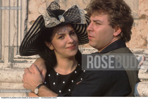 Caption: Nome: .ALAGNA ROBERTO.Descrizione: .MUSICA CLASSICA CANTANTE LIRICO TENORE/CON LA MOGLIE SOPRANO ANGELA GHEORGHIU/ CAPPELLO .Credit: ©Graziano Arici/Rosebud2 / Costo: .A.Nazione: .FRANCIA.Cittˆ: ..Data: .1996