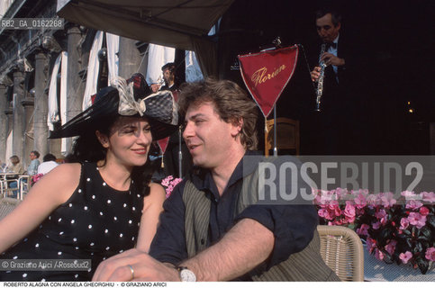 Caption: Nome: .ALAGNA ROBERTO.Descrizione: .MUSICA CLASSICA CANTANTE LIRICO TENORE/CON LA MOGLIE SOPRANO ANGELA GHEORGHIU  AL CAFFE FLORIAN A VENEZIA/CAPPELLO  .Credit: ©Graziano Arici/Rosebud2 / Costo: .A.Nazione: .FRANCIA.Cittˆ: .VENEZIA.Data: .1996