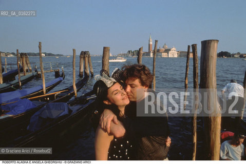 Caption: Nome: .ALAGNA ROBERTO.Descrizione: .MUSICA CLASSICA CANTANTE LIRICO TENORE/CON LA MOGLIE SOPRANO ANGELA GHEORGHIU CON CAPPELLO A VENEZIA/SULLO SFONDO LISOLA DI SAN GIORGIO.Credit: ©Graziano Arici/Rosebud2 / Costo: .A.Nazione: .FRANCIA.Cittˆ: .VENEZIA.Data: .1996