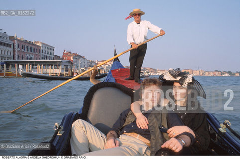 Caption: Nome: .ALAGNA ROBERTO.Descrizione: .MUSICA CLASSICA CANTANTE LIRICO TENORE/CON LA MOGLIE SOPRANO ANGELA GHEORGHIU IN GONDOLA A VENEZIA/CAPPELLO.Credit: ©Graziano Arici/Rosebud2 / Costo: .A.Nazione: .FRANCIA.Cittˆ: .VENEZIA.Data: .1996