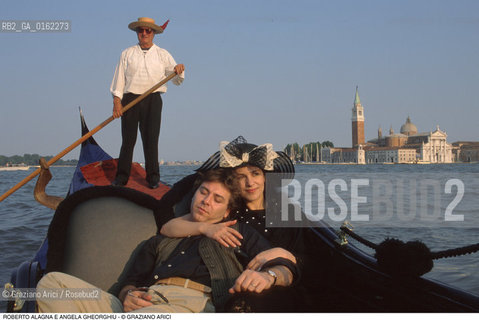 Caption: Nome: .ALAGNA ROBERTO.Descrizione: .MUSICA CLASSICA CANTANTE LIRICO TENORE/CON LA MOGLIE SOPRANO ANGELA GHEORGHIU IN GONDOLA A VENEZIA/CAPPELLO.Credit: ©Graziano Arici/Rosebud2 / Costo: .A.Nazione: .FRANCIA.Cittˆ: .VENEZIA.Data: .1996