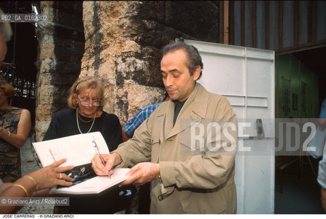 Caption: Nome: .CARRERAS JOSE.Descrizione: .MUSICA CLASSICA CANTANTE LIRICO TENORE/FIRMA AUTOGRAFI A FANS DAVANTI ALLARENA DI VERONA.Credit: ©Graziano Arici/Rosebud2 / Costo: .A.Nazione: .SPAGNA.Cittˆ: .VERONA.Data: .1985