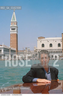 Caption: Nome: .COHEN LEONARD.Descrizione: .MUSICA POP CANTAUTORE CHITARRISTA/SULLO SFONDO PIAZZA SAN MARCO A VENEZIA.Credit: ©Graziano Arici/Rosebud2 / Costo: .A.Nazione: .CANADA.Cittˆ: ..Data: .1992