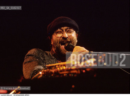 Caption: Nome: .DALLA LUCIO.Descrizione: .MUSICA POP CANTAUTORE/CON CAPPELLO.Credit: ©Graziano Arici/Rosebud2 / Costo: .A.Nazione: .ITALIA.Cittˆ: ..Data: .1988