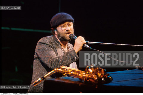 Caption: Nome: .DALLA LUCIO.Descrizione: .MUSICA POP CANTAUTORE/CON CAPPELLO.Credit: ©Graziano Arici/Rosebud2 / Costo: .A.Nazione: .ITALIA.Cittˆ: ..Data: .1988
