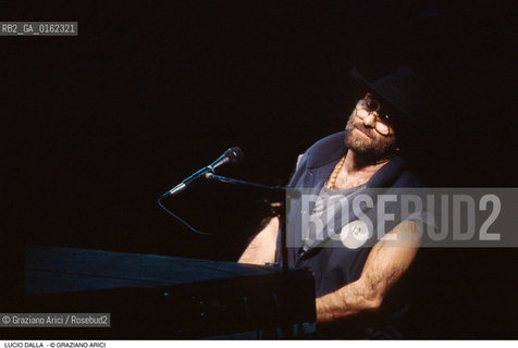 Caption: Nome: .DALLA LUCIO.Descrizione: .MUSICA POP CANTAUTORE/CON CAPPELLO.Credit: ©Graziano Arici/Rosebud2 / Costo: .A.Nazione: .ITALIA.Cittˆ: ..Data: .1988
