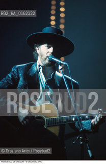Caption: Nome: .DE GREGORI FRANCESCO.Descrizione: .MUSICA POP CANTAUTORE/ALLA CHITARRA/CAPPELLO.Credit: ©Graziano Arici/Rosebud2 / Costo: .A.Nazione: .ITALIA.Cittˆ: ..Data: .1994