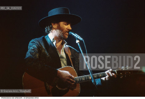 Caption: Nome: .DE GREGORI FRANCESCO.Descrizione: .MUSICA POP CANTAUTORE/ALLA CHITARRA/CAPPELLO.Credit: ©Graziano Arici/Rosebud2 / Costo: .A.Nazione: .ITALIA.Cittˆ: ..Data: .1994