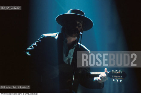 Caption: Nome: .DE GREGORI FRANCESCO.Descrizione: .MUSICA POP CANTAUTORE/ALLA CHITARRA/CAPPELLO.Credit: ©Graziano Arici/Rosebud2 / Costo: .A.Nazione: .ITALIA.Cittˆ: ..Data: .1994