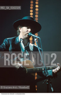Caption: Nome: .DE GREGORI FRANCESCO.Descrizione: .MUSICA POP CANTAUTORE/ALLA CHITARRA/CAPPELLO.Credit: ©Graziano Arici/Rosebud2 / Costo: .A.Nazione: .ITALIA.Cittˆ: ..Data: .1994
