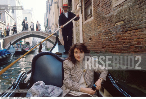 Caption: Nome: .DESSI DANIELA.Descrizione: .MUSICA CLASSICA CANTANTE LIRICA SOPRANO/IN GONDOLA A VENEZIA .Credit: ©Graziano Arici/Rosebud2 / Costo: .A.Nazione: .ITALIA.Cittˆ: .VENEZIA.Data: .1995
