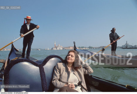 Caption: Nome: .DESSI DANIELA.Descrizione: .MUSICA CLASSICA CANTANTE LIRICA SOPRANO/IN GONDOLA A VENEZIA/SULLO SFONDO LA BASILICA DELLA SALUTE .Credit: ©Graziano Arici/Rosebud2 / Costo: .A.Nazione: .ITALIA.Cittˆ: .VENEZIA.Data: .1995
