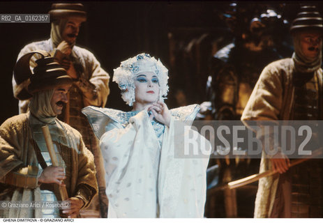 Caption: Nome: .DIMITROVA GHENA.Descrizione: .MUSICA CLASSICA CANTANTE LIRICA SOPRANO/CON UN COSTUME DI SCENA NEL GRAN TEATRO LA FENICE.Credit: ©Graziano Arici/Rosebud2 / Costo: .A.Nazione: .BULGARIA.Cittˆ: ..Data: .1995