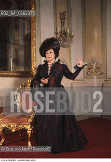 Caption: Nome: .GENCER LEJLA.Descrizione: .MUSICA CLASSICA CANTANTE LIRICA SOPRANO/VICINO AD UNA POLTRONCINA NEL GRAN TEATRO LA FENICE/CAPPELLO PELLICCIA.Credit: ©Graziano Arici/Rosebud2 / Costo: .A.Nazione: .TURCHIA.Cittˆ: ..Data: .1998