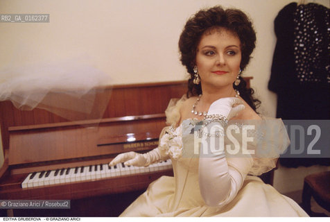 Caption: Nome: .GRUBEROVA EDITHA.Descrizione: .MUSICA CLASSICA CANTANTE LIRICA SOPRANO/CON UN COSTUME DI SCENA/PIANOFORTE.Credit: ©Graziano Arici/Rosebud2 / Costo: .A.Nazione: .REPUBBLICA SLOVACCA.Cittˆ: ..Data: .1995