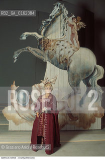 Caption: Nome: .HORNE MARILYN.Descrizione: .MUSICA CLASSICA CANTANTE LIRICA MEZZOSOPRANO/CON UN COSTUME DI SCENA/CAPPELLO.Credit: ©Graziano Arici/Rosebud2 / Costo: .A.Nazione: .USA.Cittˆ: ..Data: .1989