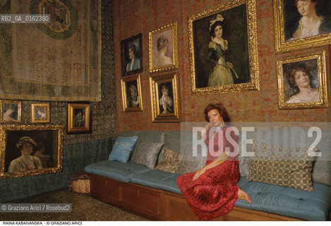 Caption: Nome: .KABAIVANSKA RAINA.Descrizione: .MUSICA CLASSICA CANTANTE LIRICA SOPRANO/ALLINTERNO DI PALAZZO FORTUNY/QUADRI RITRATTI/CUSCINI.Credit: ©Graziano Arici/Rosebud2 / Costo: .A.Nazione: .BULGARIA/ITALIA.Cittˆ: ..Data: .1988
