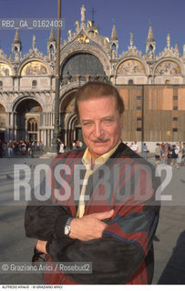 Caption: Nome: .KRAUS ALFREDO.Descrizione: .MUSICA CLASSICA CANTANTE LIRICO TENORE/SULLO SFONDO LA BASILICA DI SAN MARCO A VENEZIA.Credit: ©Graziano Arici/Rosebud2 / Costo: .A.Nazione: .SPAGNA.Cittˆ: .VENEZIA.Data: .1996