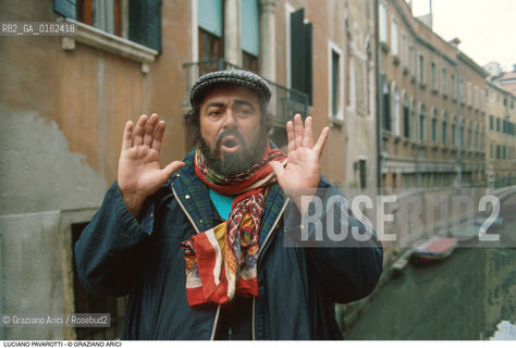 Caption: Nome: .PAVAROTTI LUCIANO.Descrizione: .MUSICA CLASSICA CANTANTE LIRICO TENORE/CON CAPPELLO E FOULARD A VENEZIA.Credit: ©Graziano Arici/Rosebud2 / Costo: .A.Nazione: .ITALIA.Cittˆ: .VENEZIA.Data: .1994
