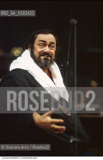 Caption: Nome: .PAVAROTTI LUCIANO.Descrizione: .MUSICA CLASSICA CANTANTE LIRICO TENORE/CON ASCIUGAMANO ATTORNO AL COLLO.Credit: ©Graziano Arici/Rosebud2 / Costo: .A.Nazione: .ITALIA.Cittˆ: ..Data: .1994