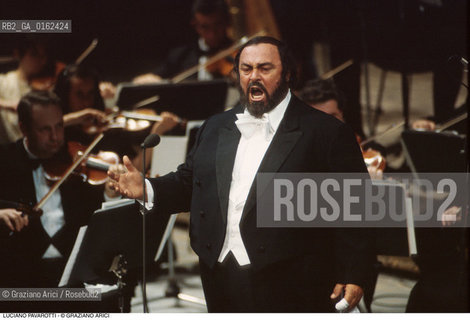 Caption: Nome: .PAVAROTTI LUCIANO.Descrizione: .MUSICA CLASSICA CANTANTE LIRICO TENORE/CON ORCHESTRA SULLO SFONDO.Credit: ©Graziano Arici/Rosebud2 / Costo: .A.Nazione: .ITALIA.Cittˆ: ..Data: .1994