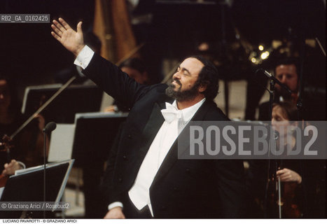 Caption: Nome: .PAVAROTTI LUCIANO.Descrizione: .MUSICA CLASSICA CANTANTE LIRICO TENORE/CON ORCHESTRA SULLO SFONDO.Credit: ©Graziano Arici/Rosebud2 / Costo: .A.Nazione: .ITALIA.Cittˆ: ..Data: .1994