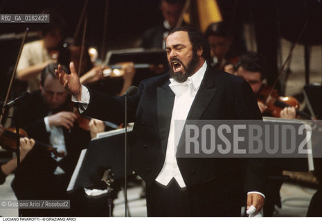 Caption: Nome: .PAVAROTTI LUCIANO.Descrizione: .MUSICA CLASSICA CANTANTE LIRICO TENORE/CON ORCHESTRA SULLO SFONDO.Credit: ©Graziano Arici/Rosebud2 / Costo: .A.Nazione: .ITALIA.Cittˆ: ..Data: .1994