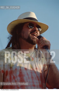 Caption: Nome: .SIR OLIVER SKARDY.Descrizione: .alias GAETANO SCARDICCHIO/MUSICA REGGAE POP CANTANTE PITURA FRESKA/CON CAPPELLO RASTA E OCCHIALI DA SOLE.Credit: ©Graziano Arici/Rosebud2 / Costo: .A.Nazione: .ITALIA.Cittˆ: ..Data: .1996