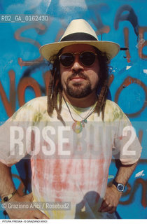 Caption: Nome: .SIR OLIVER SKARDY.Descrizione: .alias GAETANO SCARDICCHIO/MUSICA REGGAE POP CANTANTE PITURA FRESKA/CON CAPPELLO RASTA E OCCHIALI DA SOLE.Credit: ©Graziano Arici/Rosebud2 / Costo: .A.Nazione: .ITALIA.Cittˆ: ..Data: .1996