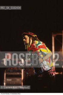 Caption: Nome: .SIR OLIVER SKARDY.Descrizione: .alias GAETANO SCARDICCHIO/MUSICA REGGAE POP CANTANTE PITURA FRESKA/CON CAPPELLO RASTA E OCCHIALI DA SOLE.Credit: ©Graziano Arici/Rosebud2 / Costo: .A.Nazione: .ITALIA.Cittˆ: ..Data: .1996