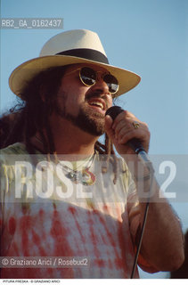 Caption: Nome: .SIR OLIVER SKARDY.Descrizione: .alias GAETANO SCARDICCHIO/MUSICA REGGAE POP CANTANTE PITURA FRESKA/CON CAPPELLO RASTA E OCCHIALI DA SOLE.Credit: ©Graziano Arici/Rosebud2 / Costo: .A.Nazione: .ITALIA.Cittˆ: ..Data: .1996