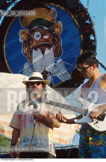 Caption: Nome: .PITURA FRESKA.Descrizione: .MUSICA REGGAE POP/IL CANTANTE SIR OLIVER SKARDY alias GAETANO SCARDICCHIO CON CAPPELLO E OCCHIALI DA SOLE.Credit: ©Graziano Arici/Rosebud2 / Costo: .A.Nazione: .ITALIA.Cittˆ: ..Data: .1997