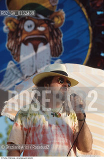 Caption: Nome: .SIR OLIVER SKARDY.Descrizione: .alias GAETANO SCARDICCHIO/MUSICA REGGAE POP CANTANTE PITURA FRESKA/CON CAPPELLO RASTA E OCCHIALI DA SOLE.Credit: ©Graziano Arici/Rosebud2 / Costo: .A.Nazione: .ITALIA.Cittˆ: ..Data: .1996