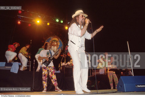 Caption: Nome: .PITURA FRESKA.Descrizione: .MUSICA REGGAE POP/IL CANTANTE SIR OLIVER SKARDY alias GAETANO SCARDICCHIO CON CAPPELLO E OCCHIALI DA SOLE.Credit: ©Graziano Arici/Rosebud2 / Costo: .A.Nazione: .ITALIA.Cittˆ: ..Data: .1997