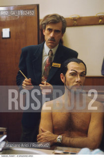 Caption: Nome: .RAMEY SAMUEL.Descrizione: .MUSICA CLASSICA CANTANTE LIRICO BASSO-BARITONO/IN CAMERINO ALLO SPECCHIO MENTRE SI TRUCCA PER IL RUOLO DI MEFISTOFELE .Credit: ©Graziano Arici/Rosebud2 / Costo: .A.Nazione: .USA.Cittˆ: ..Data: .1994