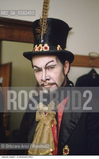 Caption: Nome: .RAMEY SAMUEL.Descrizione: .MUSICA CLASSICA CANTANTE LIRICO BASSO-BARITONO/IN COSTUME DEL FAUST IN CAMERINO VICINO ALLO SPECCHIO/CAPPELLO .Credit: ©Graziano Arici/Rosebud2 / Costo: .A.Nazione: .USA.Cittˆ: ..Data: .1994