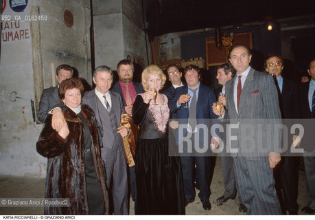 Caption: Nome: .RICCIARELLI KATIA.Descrizione: .MUSICA CLASSICA CANTANTE LIRICA/CON IL MARITO PIPPO BAUDO CONDUTTORE TELEVISIVO A TEATRO LA FENICE.Credit: ©Graziano Arici/Rosebud2 / Costo: .A.Nazione: .ITALIA.Cittˆ: ..Data: .1989