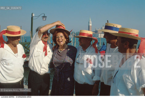 Caption: Nome: .SERRA LUCIANA.Descrizione: .MUSICA CLASSICA CANTANTE LIRICA SOPRANO/CON GONDOLIERI A VENEZIA/CAPPELLI.Credit: ©Graziano Arici/Rosebud2 / Costo: .A.Nazione: .ITALIA.Cittˆ: .VENEZIA.Data: .1993