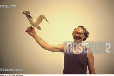 Caption: Nome: .GILARDI PIERO.Descrizione: .ARTE BIENNALE / CON UCCELLO.Credit: ©Graziano Arici/Rosebud2 / Costo: .A.Nazione: .ITALIA.Cittˆ: ..Data: .1993